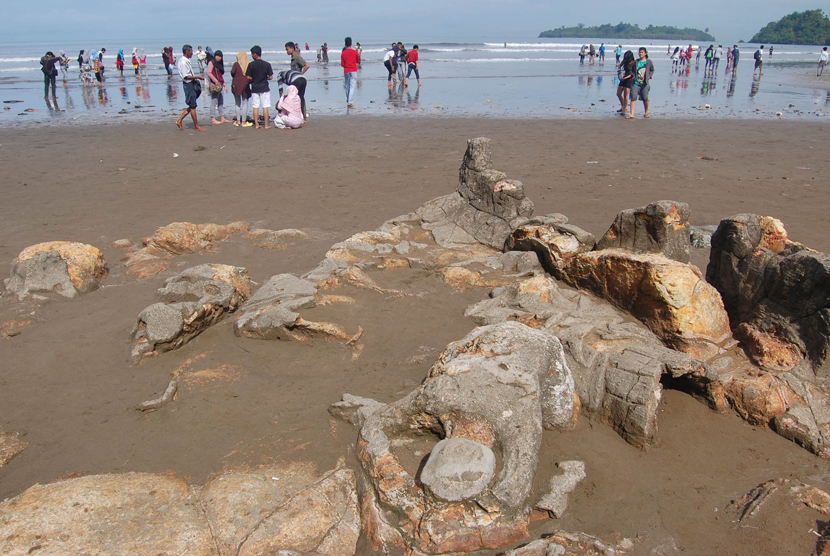 pictur/batu_legenda mali_kundang di pantai air manis, padang, sumatera barat.jpg